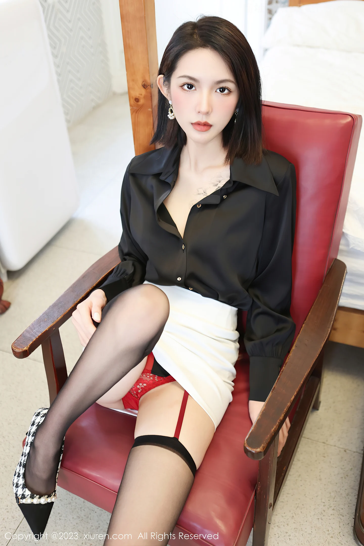 图片[6]-[XiuRen秀人网]2023.03.03 VOL.6356 乔一一 白色短裙与红色蕾丝内衣加黑丝美腿性感私房写真集-秀人网官方网站